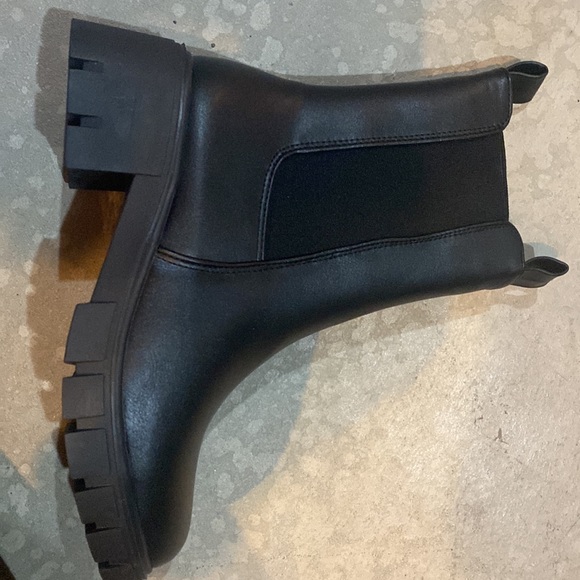 Qupid black boot with elastic and thick sole! - Picture 2 of 4